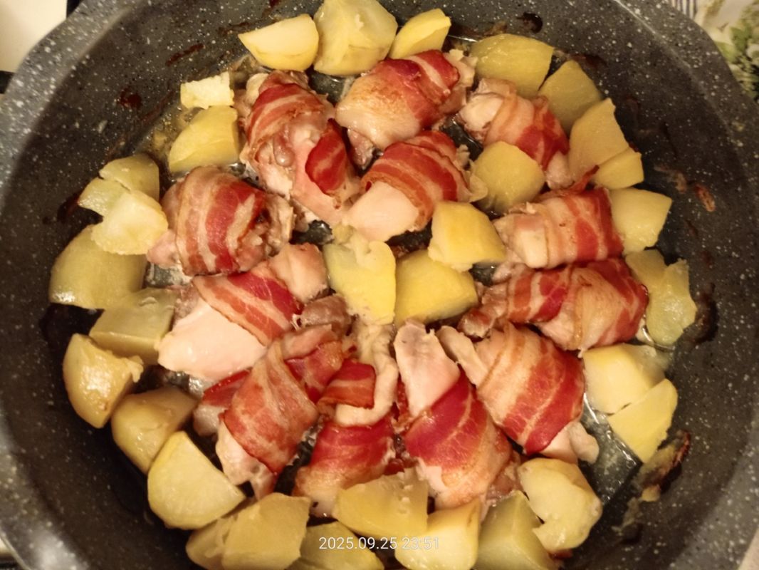 Необычное уютное блюдо осени: курица в беконе с картофелем