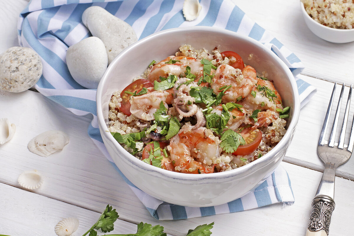 Микс морепродуктов с киноа и черри: новое прочтение классики