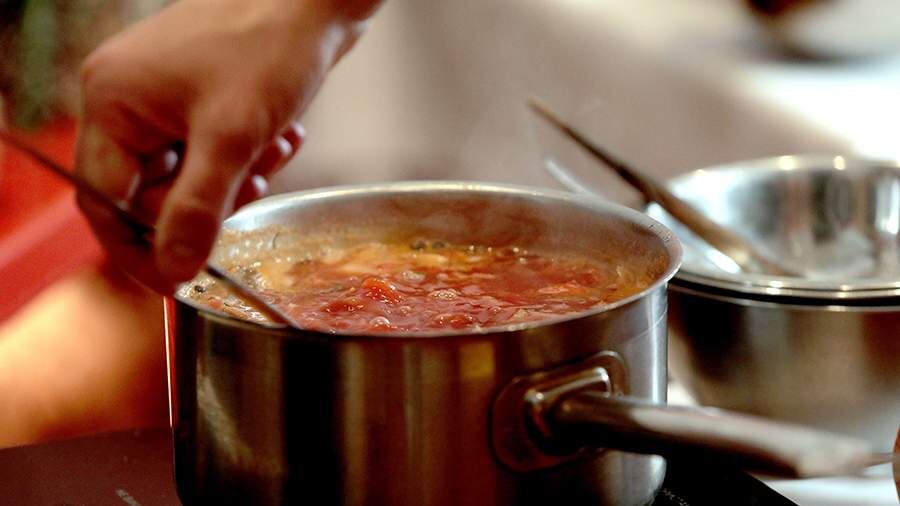 Борщ под микроскопом: какие скрытые опасности таит любимое блюдо