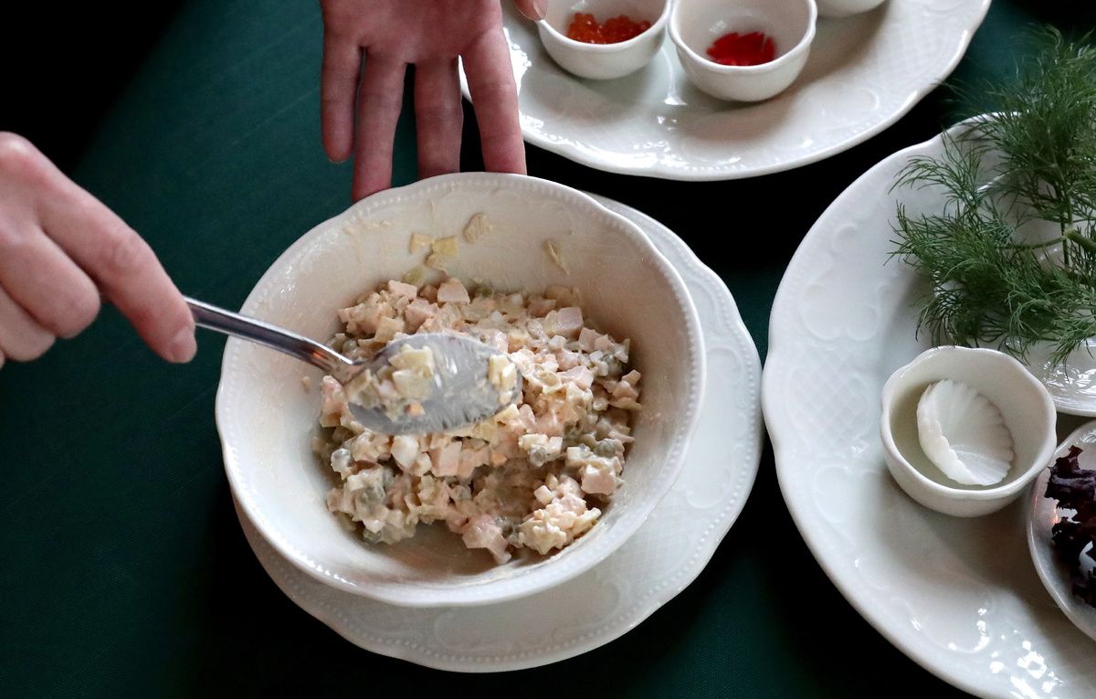 Специалисты предостерегают: как правильно хранить новогодние салаты