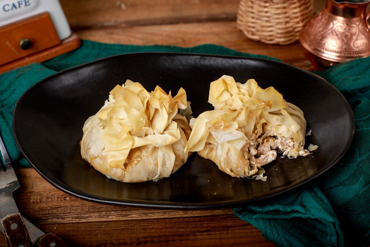 Мешочки из теста фило с нежным куриным жюльеном