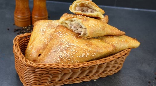 Слоеные пирожки без дрожжей: секрет идеального теста всего за полчаса