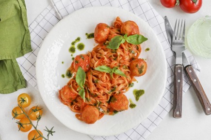 Кулинарное Приключение: Куриные Фрикадельки в Томатном Соусе с Тальятелле