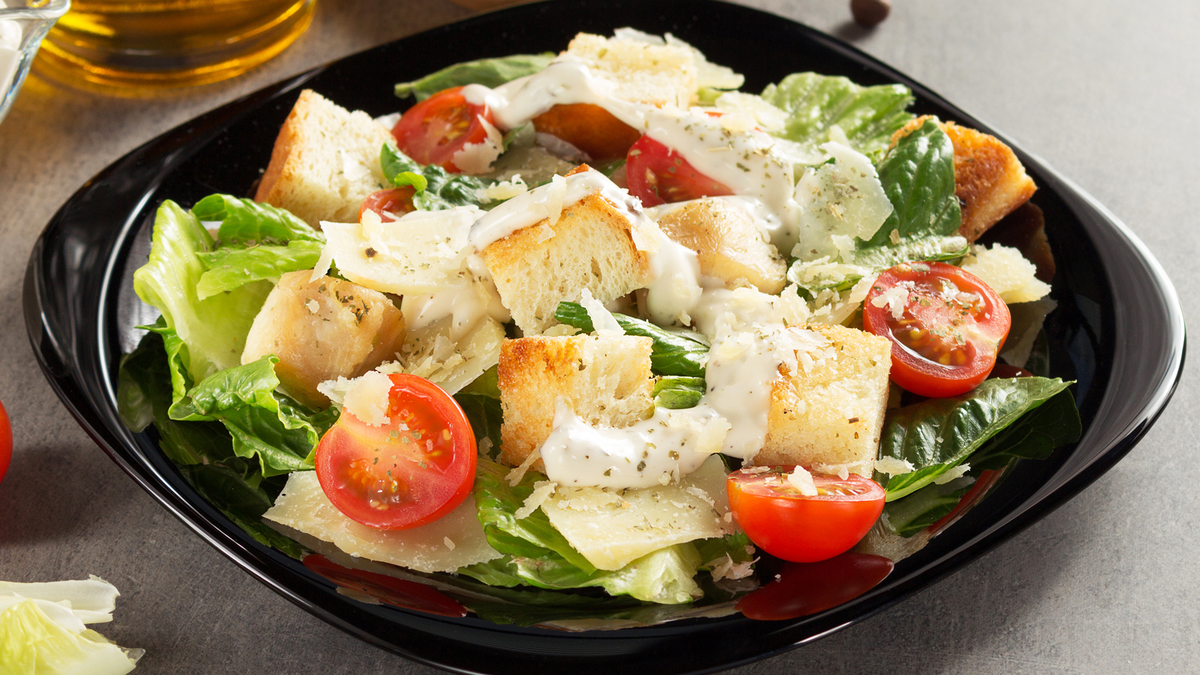Тайна салата Цезарь: как и почему он стал кулинарной легендой