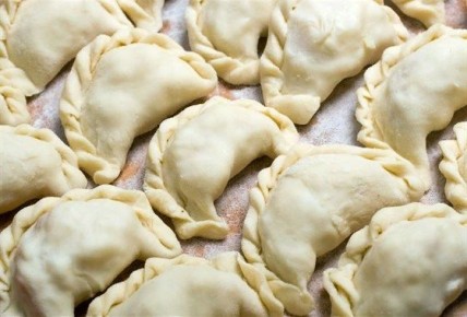 Вареники с черносливом и творогом: нежное угощение для гурманов