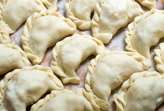 Вареники с черносливом и творогом: нежное угощение для гурманов