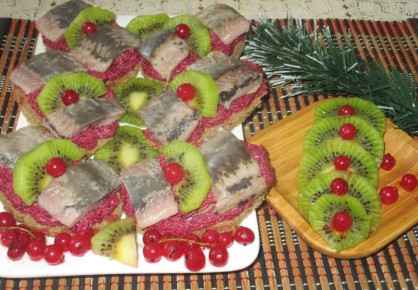 Нежная закуска с селедкой и киви: удивительные сочетания для праздничного стола