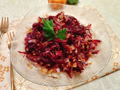 Непревзойденный вкус: салат из свеклы и соленых огурцов удивляет сочетанием