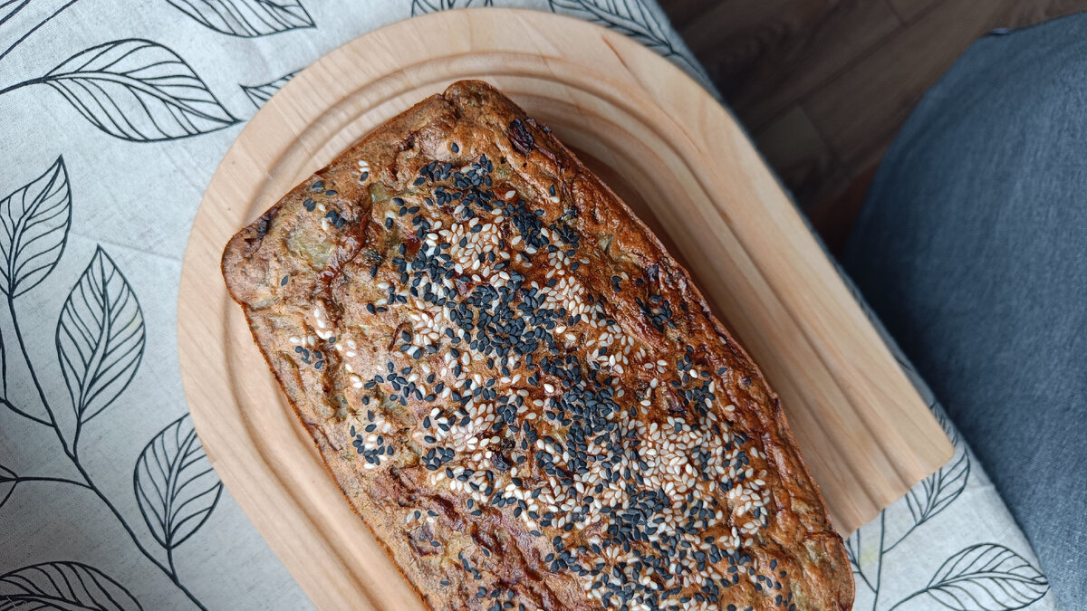 Заливной пирог с капустой, грибами и луком на муке зелёной гречки