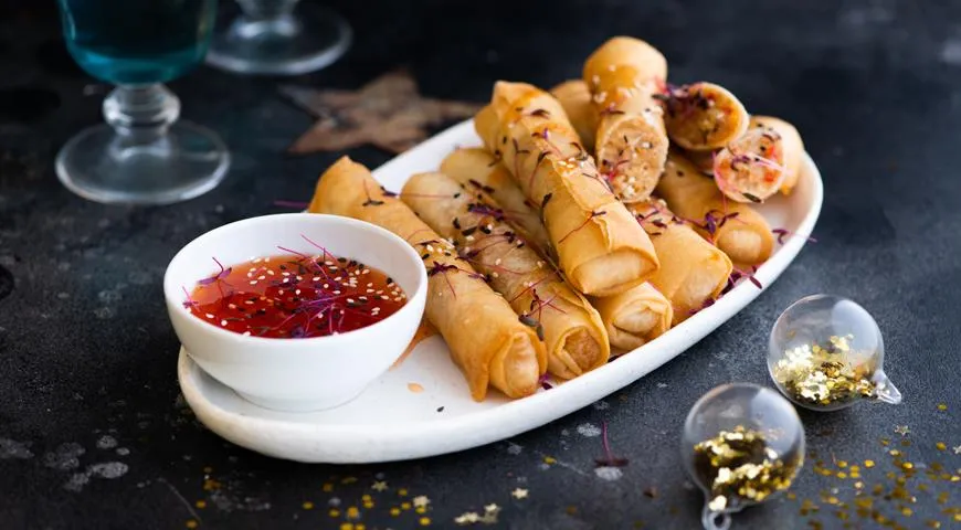 Вкусные спринг-роллы с курицей и крабами