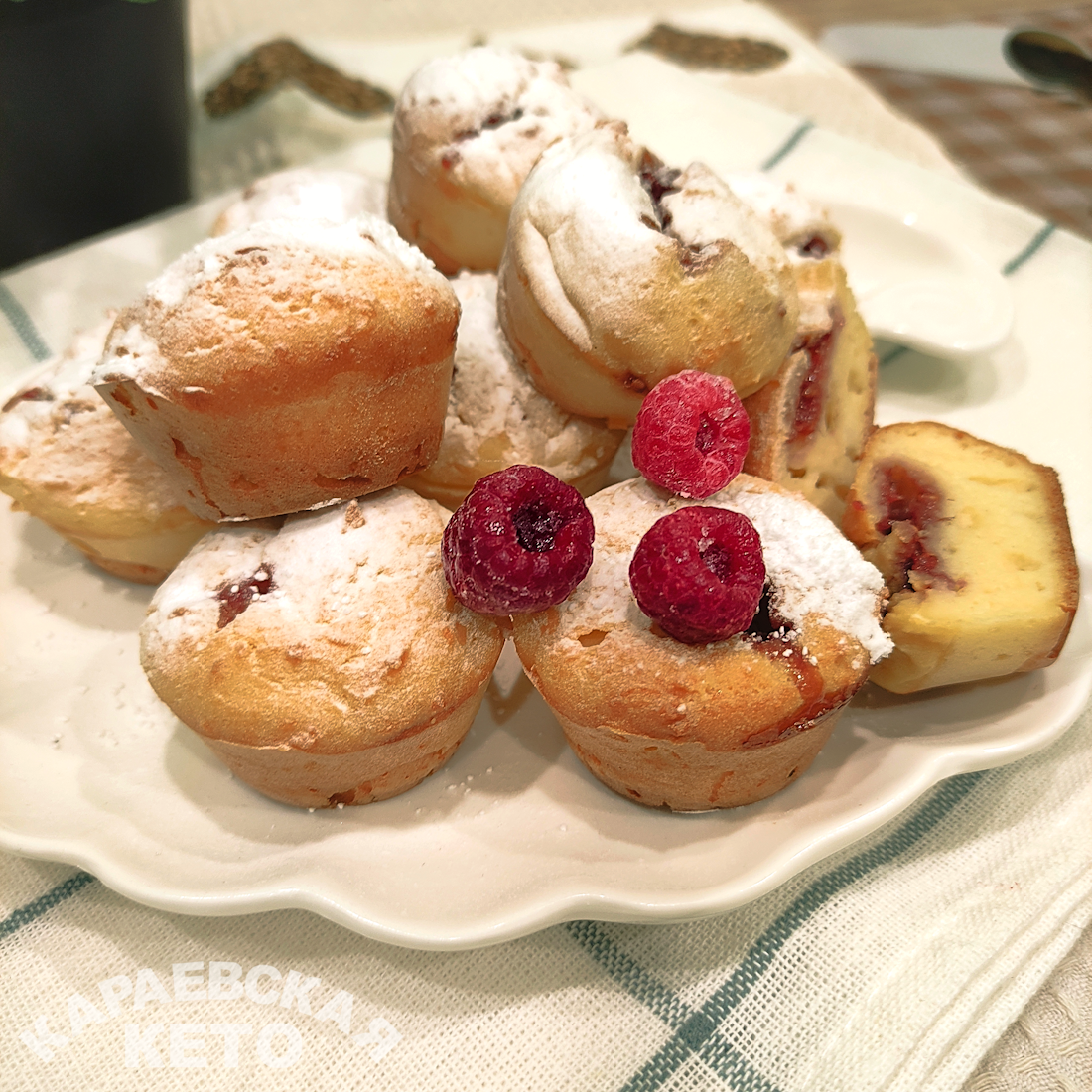 Кето-кексы с творогом и ягодами: легкий и вкусный рецепт