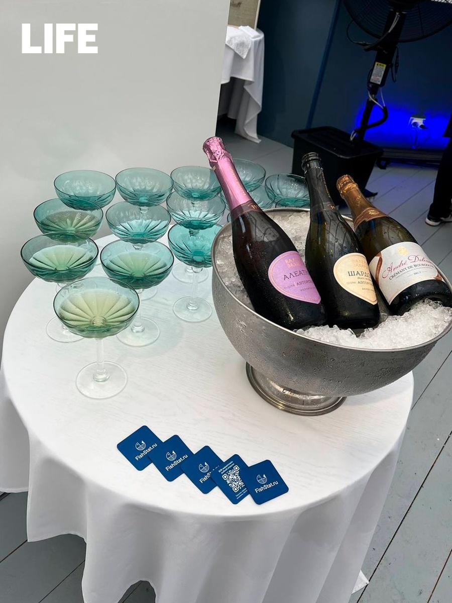 Рыбный дом Росрыболовства радует гостей игристым угощением