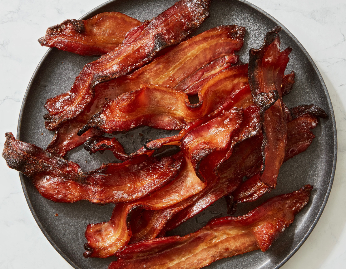 Почему бекон скручивается на сковороде