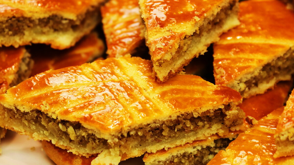 Волшебство Гаты: Нежный Пирог с Ореховой Начинкой для Вашего Праздника