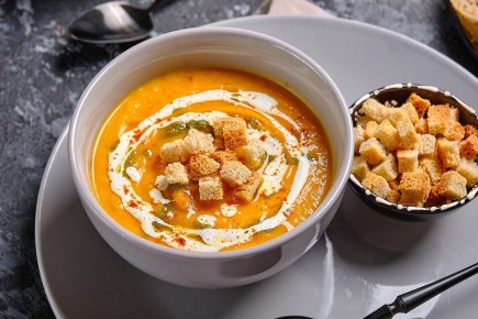 Нежный тыквенный суп-пюре с ветчиной и сливками: осенний рецепт на любой вкус