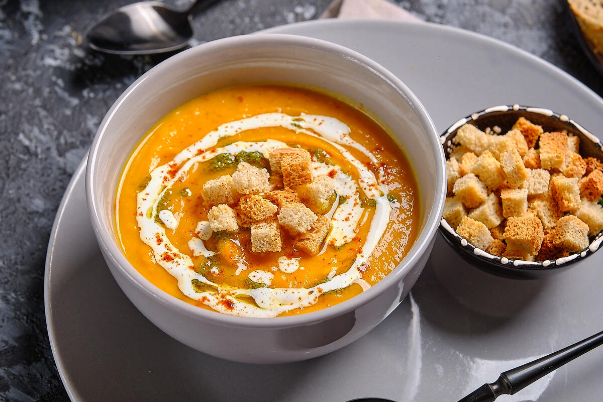 Нежный тыквенный суп-пюре с ветчиной и сливками: осенний рецепт на любой вкус