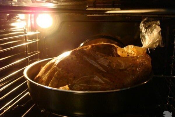 Нежный цыпленок табака, запеченный в рукаве