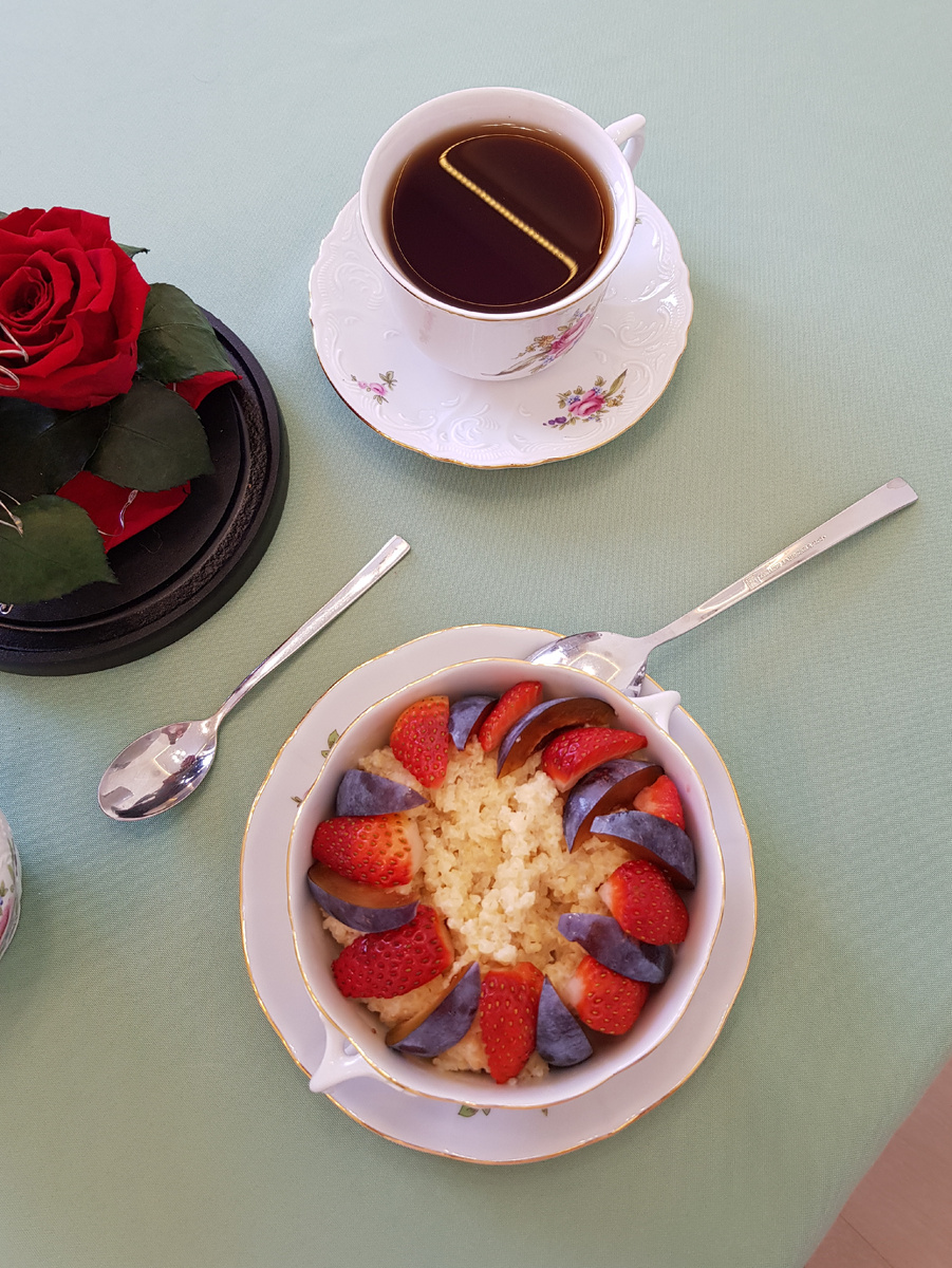 Нежная пшеничная каша с молоком и фруктами