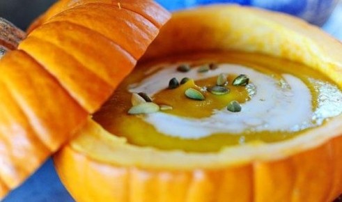 Необычный тыквенный суп, поданный в оригинальном горшочке