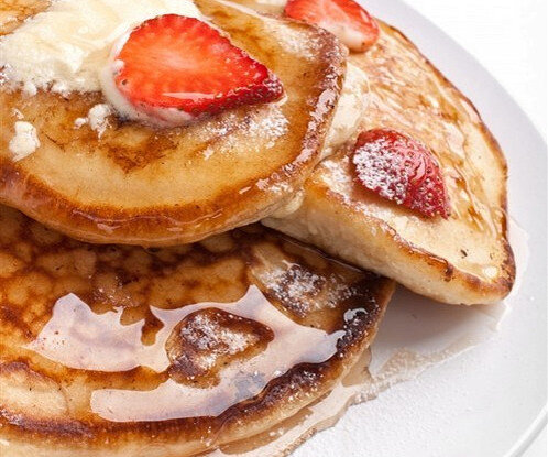 Вкусные оладьи с клубникой и бананами: простой рецепт для всей семьи