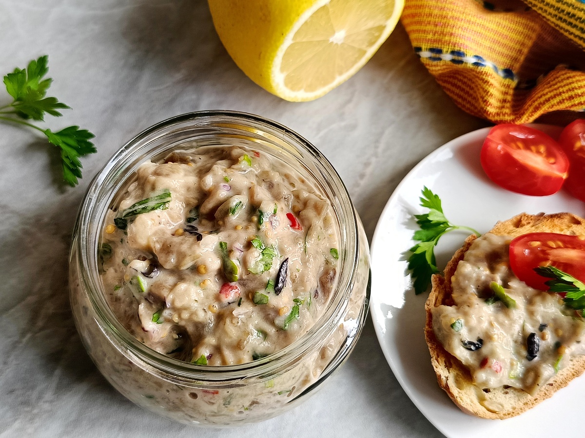 Вкуснейший салат из запеченных баклажанов, который стоит попробовать