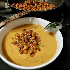 Теплый тыквенный суп-пюре с хрустящим нутом