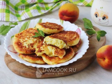 Творожные сырники с персиками: идеальный летний завтрак