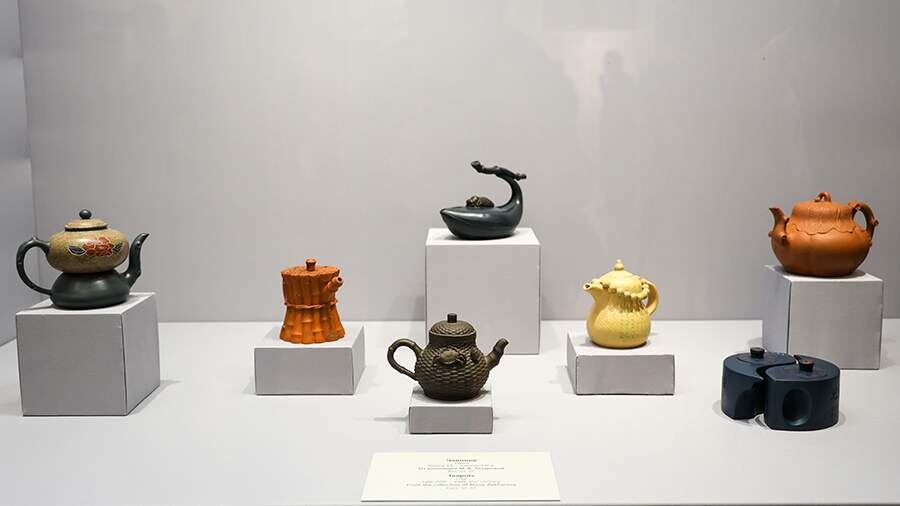 В Эрмитаже стартует выставка уникальных исинских чайников из коллекции Захаровой