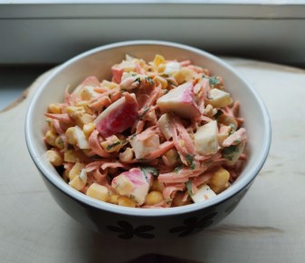 Ослепительный крабовый салат с морковью