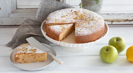 Забавная шарлотка с яблоками и манкой: просто и вкусно