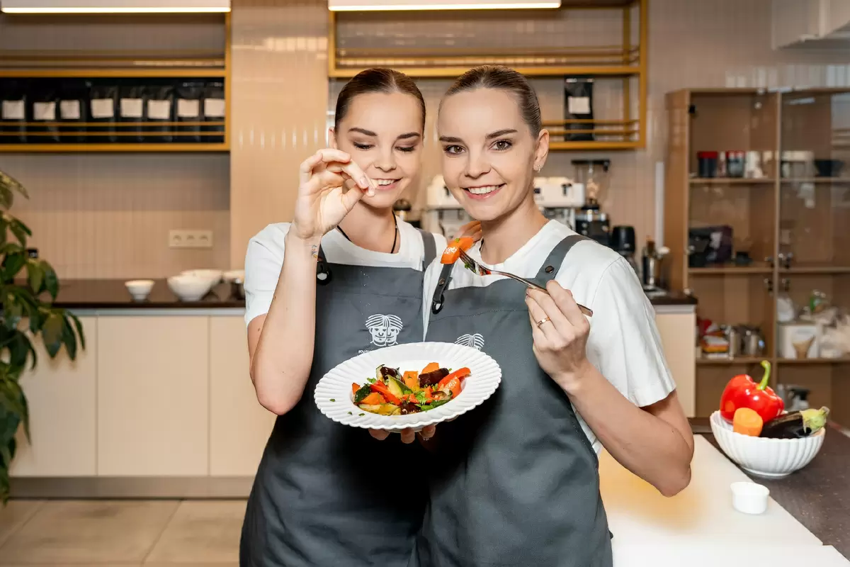 Завтрак мечты: рецепт скрэмбла с креветками от сестёр Авериных