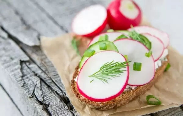 Непревзойденные закуски: бутерброды с огурцом и редисом