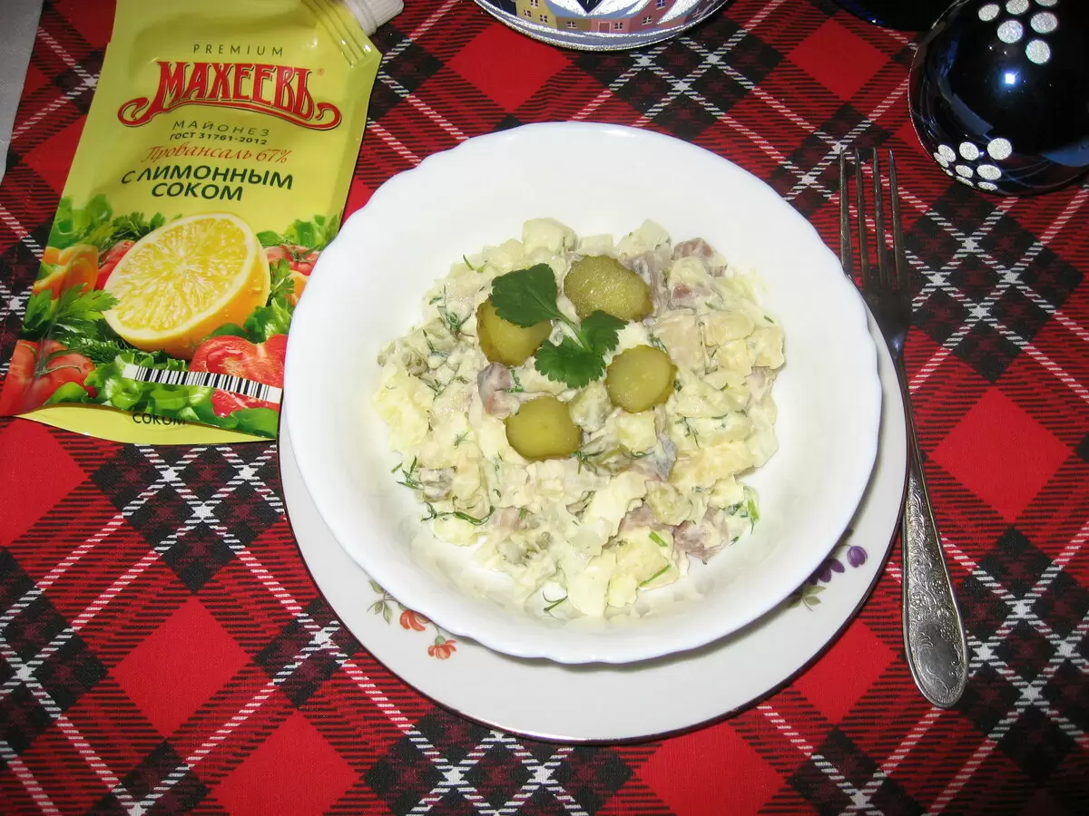 Необычный салат с селедкой: новые акценты для привычного вкуса