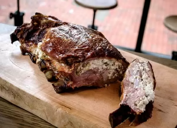 Фаршированная грудинка: классический рецепт с миндалем и лимоном