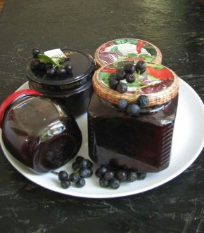 Нежное варенье из слив и черноплодной рябины: рецептура с душой