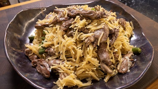 Простой и быстрый ужин: куриные сердечки с лапшой паутинка за 10 минут