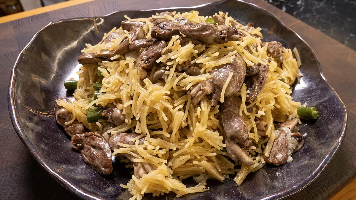 Простой и быстрый ужин: куриные сердечки с лапшой паутинка за 10 минут