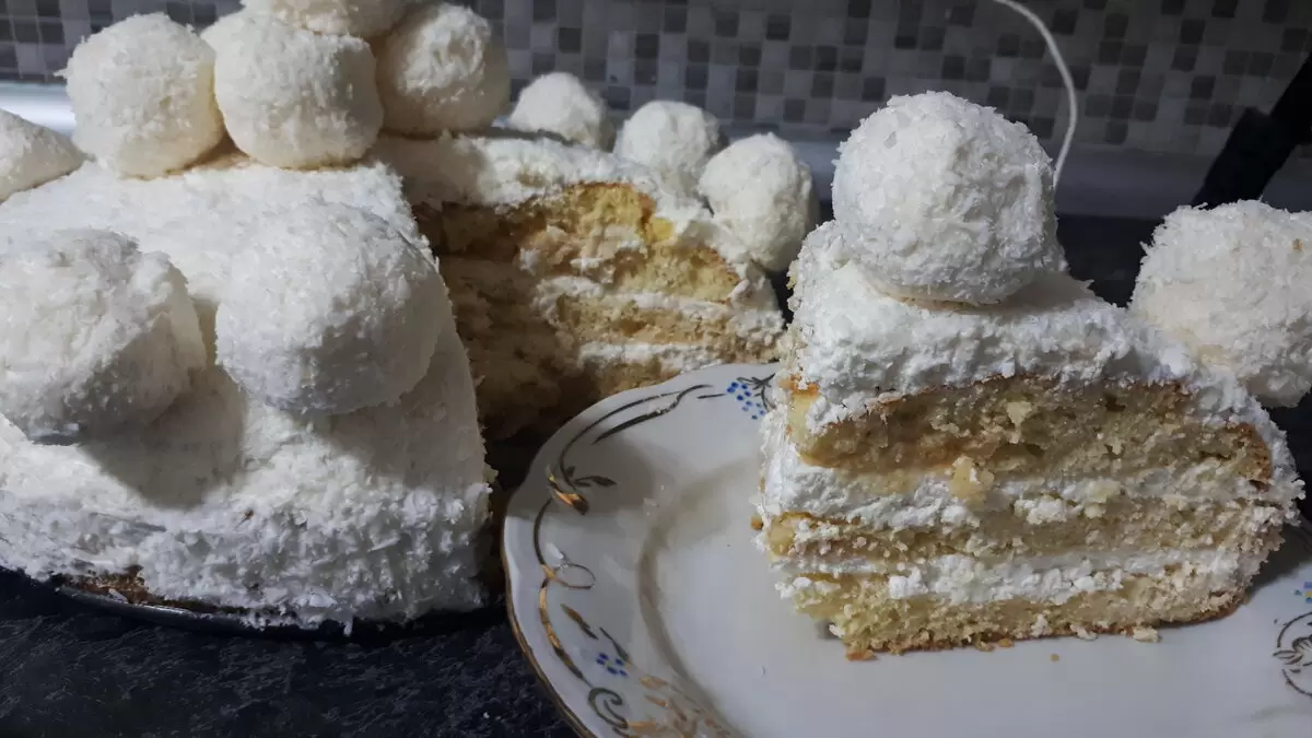 Непревзойденный бисквитный торт с конфетами Raffaello: простой и вкусный рецепт