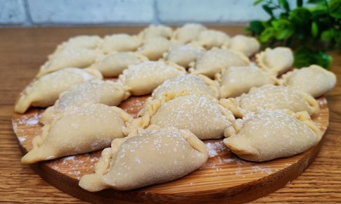 Традиция с Урала: как приготовить вареники с картошкой и салом