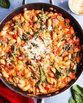 Паста с томатами и шпинатом: простое и вкусное блюдо