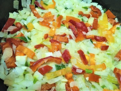 Готовьте с удовольствием: рис с рыбой и овощами в одной кастрюле