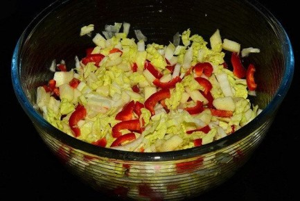 Вкусный салат из пекинской капусты и яблок для вашего стола