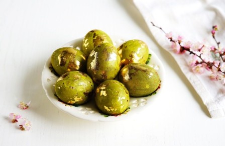 Натуральная палитра: как покрасить яйца к Пасхе с помощью каркаде и куркумы