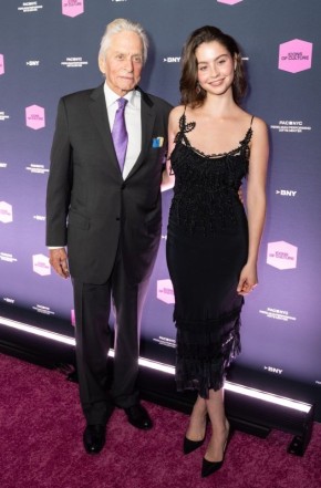 Майкл Дуглас и Кэрис: Папа и дочь на культурном гала-вечере