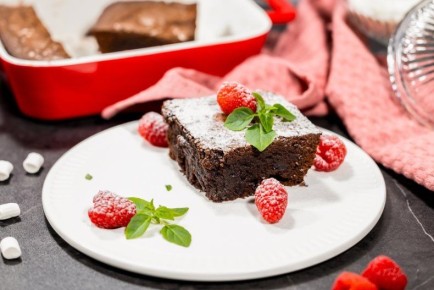 Незабываемый шоколадный брауни с вяленой вишней: лучший десерт к 8 Марта