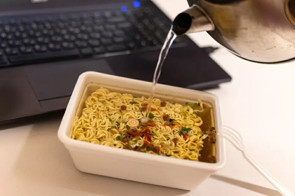 Почему редкие перекусы лапшой быстрого приготовления помогают сохранить энергию дня