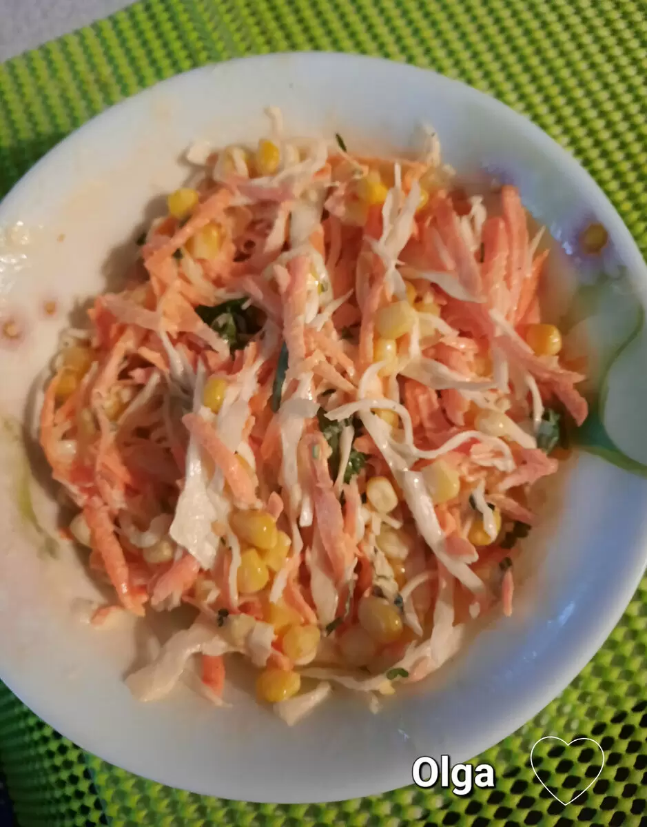 Салат из свежей капусты, моркови и кукурузы