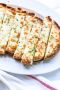 Вкусный чесночный хлеб с сыром и зеленью для вашего стола