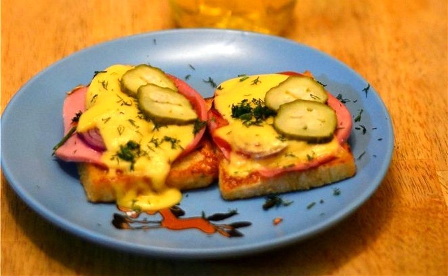 Гренки с колбасой и сыром: идеальный быстрый перекус