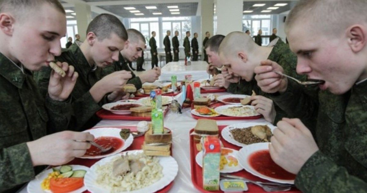 Какой рацион кормит российских солдат: от борща до загадочного «мяса белого медведя»